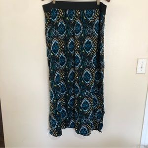 Black blue and gold colored elastic waist skirt. Size 2X.